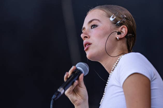 Green Juice Festival Bonn, 1.8.2026 Paula Engels auf dem Green Juice Festival -- Das Green Juice Festival in Bonn feiert 2026 seinen 18. Geburtstag. Vom kleinen Privatkonzert hat es sich inzwischen zu einer festen Größe im Bonner Veranstaltungskalender gemausert. Das Festival findet an zwei Tagen im Park von Bonn-Beuel-Vilich statt. Es gibt eine große Bühne, den 1Live-Sektor-Bus und eine Newcomer-Stage. Bonn Park Neu-Vilich NRW Deutschland *** Green Juice Festival Bonn, August 1, 2026: Paula Engels at the Green Juice Festival. The Green Juice Festival in Bonn will celebrate its 18th anniversary in 2026. What started as a small private concert has since grown into a staple of Bonn’s event calendar. The festival takes place over two day Copyright: xSebastianxDerixx