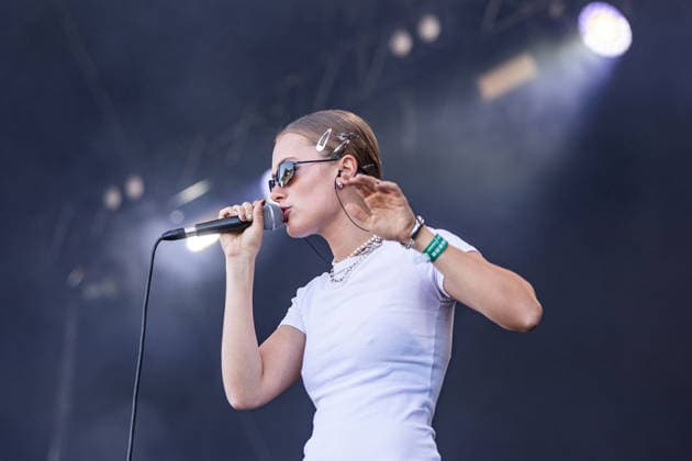 Green Juice Festival Bonn, 1.8.2026 Paula Engels auf dem Green Juice Festival -- Das Green Juice Festival in Bonn feiert 2026 seinen 18. Geburtstag. Vom kleinen Privatkonzert hat es sich inzwischen zu einer festen Größe im Bonner Veranstaltungskalender gemausert. Das Festival findet an zwei Tagen im Park von Bonn-Beuel-Vilich statt. Es gibt eine große Bühne, den 1Live-Sektor-Bus und eine Newcomer-Stage. Bonn Park Neu-Vilich NRW Deutschland *** Green Juice Festival Bonn, August 1, 2026: Paula Engels at the Green Juice Festival. The Green Juice Festival in Bonn will celebrate its 18th anniversary in 2026. What started as a small private concert has since grown into a staple of Bonn’s event calendar. The festival takes place over two day Copyright: xSebastianxDerixx