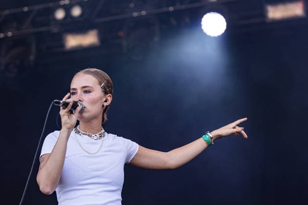 Green Juice Festival Bonn, 1.8.2026 Paula Engels auf dem Green Juice Festival -- Das Green Juice Festival in Bonn feiert 2026 seinen 18. Geburtstag. Vom kleinen Privatkonzert hat es sich inzwischen zu einer festen Größe im Bonner Veranstaltungskalender gemausert. Das Festival findet an zwei Tagen im Park von Bonn-Beuel-Vilich statt. Es gibt eine große Bühne, den 1Live-Sektor-Bus und eine Newcomer-Stage. Bonn Park Neu-Vilich NRW Deutschland *** Green Juice Festival Bonn, August 1, 2026: Paula Engels at the Green Juice Festival. The Green Juice Festival in Bonn will celebrate its 18th anniversary in 2026. What started as a small private concert has since grown into a staple of Bonn’s event calendar. The festival takes place over two day Copyright: xSebastianxDerixx