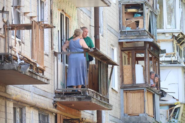 People stand on balconies in an apartment block in the Solomianskyi district damaged by a Russian missile strike, Kyiv, Ukraine, August 1, 2026. The missile partially destroyed a five-storey apartment block, where several flats were completely burnt out. Two people were killed and eight injured. Municipal services, charities, psychologists and law enforcement officers are working at the site. Residents of damaged flats are receiving essential assistance, while the destruction is being documented for future restoration. In total, nine people were killed, more than 30 wounded, and 20 buildings damaged in Kyiv as a result of the Russian ballistic missile attack on Saturday night, August 1. (Photo by Pavlo Bahmut Ukrinform) Response to Russian  Copyright: xPavloxBahmutx
