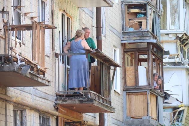 Aftermath Of A Russian Missile Strike In Kyiv - Ukraine People stand on balconies in an apartment block in the Solomianskyi district damaged by a Russian missile strike, Kyiv, Ukraine, August 1, 2026. The missile partially destroyed a five-storey apartment block, where several flats were completely burnt out. Two people were killed and eight injured. Municipal services, charities, psychologists and law enforcement officers are working at the site. Residents of damaged flats are receiving essential assistance, while the destruction is being documented for future restoration. In total, nine people were killed, more than 30 wounded, and 20 buildings damaged in Kyiv as a result of the Russian ballistic missile attack on Saturday night, August 1  Copyright: xBahmutxPavlo Ukrinform Abacax