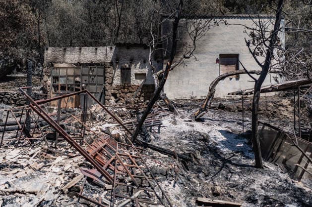 The Burgohondo, Ávila wildfire is progressing as expected, and 50 firefighters from Catar Vista have been deployed one week after the fire broke out, on August 1, 2026, in La Adrada, Castile and León, Spain. The regional delegate of the Regional Government in Ávila, José Francisco Hernández Herrero, has stated that the Burgohondo wildfire is progressing as expected and has expressed confidence that it can be brought under complete control in the coming hours or days, although for the time being it remains at Level 2 on the Potential Severity Index (IGR) 2 AUGUST 2026 FIRE NATURAL FIRE BURNT LANDSCAPE CHARRED SMOKE GARDEN TIÉTAR VALLEY LA ADRADA CASAVIEJA PIEDRALAVES SCULPTURE DONKEYS CAR César Vallejo Rodrí La Adrada, Ávila, Castile and Le  Copyright: xCÃ sarxVallejoxRodriguezx 7698620