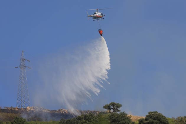 IPA87163992 - In the photo, a massive fire has engulfed the Mirto area; forest rangers, firefighters, civil defense personnel, and two helicopters are on the scene.  Copyright: xAlbertoxLoxBiancox xAlbertoxLoxBiancox 87163992