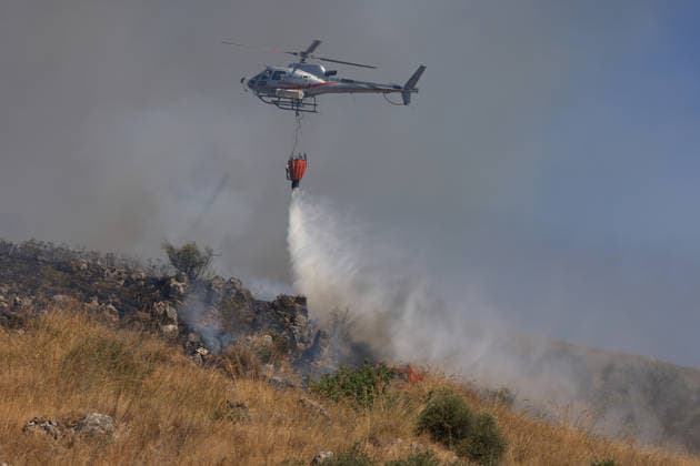 IPA87163960 - In the photo, a massive fire has engulfed the Mirto area; forest rangers, firefighters, civil defense personnel, and two helicopters are on the scene.  Copyright: xAlbertoxLoxBiancox xAlbertoxLoxBiancox 87163960