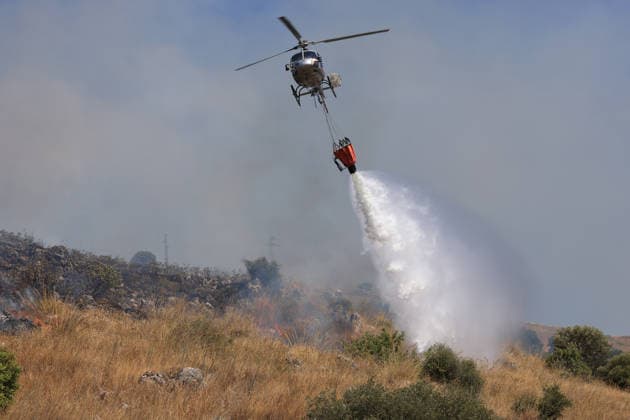 IPA87163925 - In the photo, a massive fire has engulfed the Mirto area; forest rangers, firefighters, civil defense personnel, and two helicopters are on the scene.  Copyright: xAlbertoxLoxBiancox xAlbertoxLoxBiancox 87163925