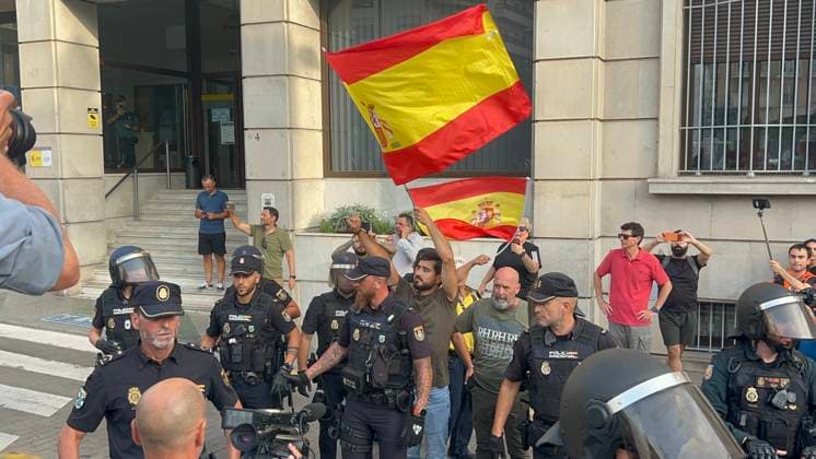 Migrants who crossed into Ceuta are returning to Morocco as businesses close, to regain their strength and cross again. Luis Alvise Pérez, Member of the European Parliament and leader of Se Acabó la Fiesta (SALF), as of August 1, 2026, in Ceuta, Spain. Migrants who managed to swim into Ceuta in recent days are voluntarily returning to the Moroccan side, to the town of Castillejos, due to the widespread closure of stores and businesses in the autonomous city and the difficulty in accessing food and water, with the intention of eating, regaining their strength, and attempting to cross into Spain again. AUGUST 1, 2026 Gabriela Sardá Nún Ceuta Ceuta, Spain  Copyright: xGabrielaxSardaxNunezx 7698638