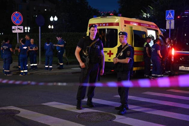Explosion near Moscow cafe kills 3, injures at least 15 MOSCOW, RUSSIA - AUGUST 01: Police take security measures at the scene after an explosion occurred at a restaurant, causing a fire in Moscow, Russia, on August 01, 2026. According to initial reports, at least 3 people lost their lives and more than 15 others were injured in the blast. Natalia Kolesnikova Anadolu Moscow Russia. Editorial use only. Please get in touch for any other usage.  Copyright: x2026xAnadoluxNataliaxKolesnikovax