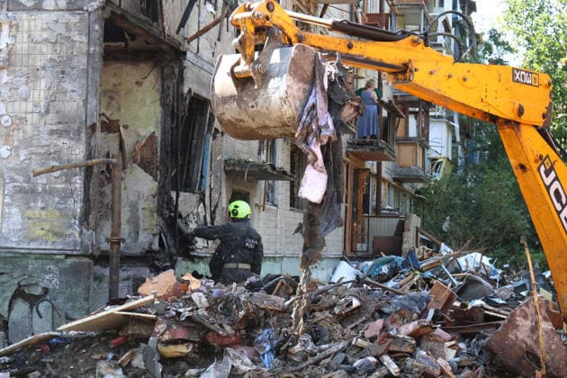 Response to Russian attack in Kyiv™s Solomianskyi district Kyiv City State Administration rescuers and municipal workers use specialised equipment to deal with the aftermath of a Russian missile strike in the Solomianskyi district, Kyiv, Ukraine, August 1, 2026. The missile partially destroyed a five-storey apartment block, where several flats were completely burnt out. Two people were killed and eight injured. Municipal services, charities, psychologists and law enforcement officers are working at the site. Residents of damaged flats are receiving essential assistance, while the destruction is being documented for future restoration. In total, nine people were killed, more than 30 wounded, and 20 buildings damaged in Kyiv as a result of  Copyright: xPavloxBahmutx xUkrinformx xAvalonx 1120153259
