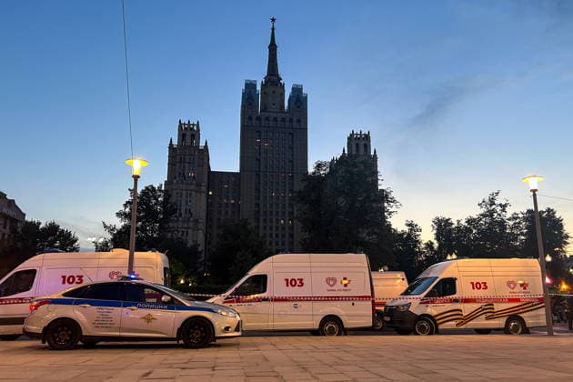 RUSSIA, MOSCOW - AUGUST 1, 2026: Ambulances respond to the scene of an explosion near a cafe in Kudrinskaya Square, central Moscow, three dead, 15 suffering injuries of various degrees of severity. Georgy Frolov TASS  95694968
