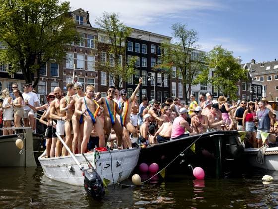 AMSTERDAM - Spectators on a boat along the quay during the Canal Parade. The boat parade is traditionally part of the Pride celebrations in the capital. SEM VAN DER WAL ANP netherlands out - belgium out  Copyright: xx x564712342x originalFilename: 564712342.jpg