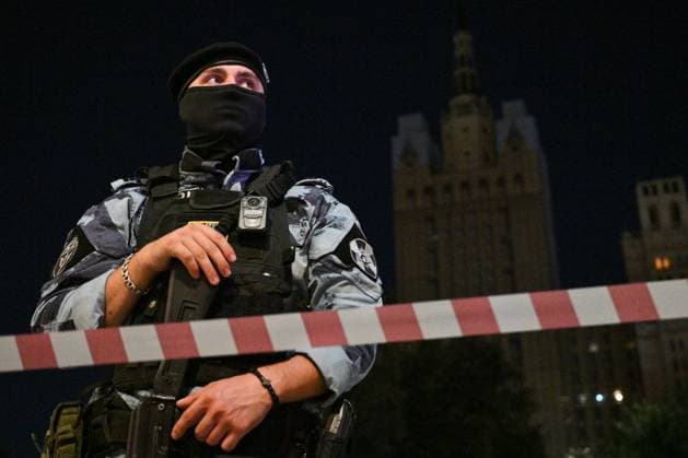 Russia Moscow Cafe Blast 9215848 01.08.2026 A member of Russia s National Guard stands guard near the site of an explosion that killed five people and injured 15 others at an outdoor cafe on Kudrinskaya Square in central Moscow, Russia. One online news outlet said the explosion had occurred at the upscale Italian restaurant Balzi Rossi, which had been closed on August 1 for a private event. Kirill Zykov Sputnik Moscow Russia  Copyright: xKirillxZykovx