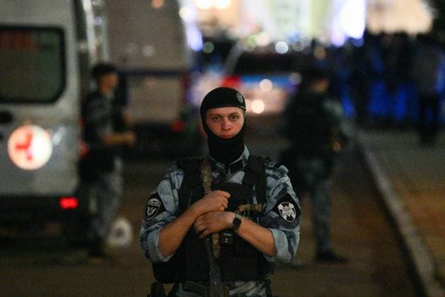 Russia Moscow Cafe Blast 9215856 01.08.2026 A member of Russia s National Guard stands guard near the site of an explosion that killed five people and injured 15 others at an outdoor cafe on Kudrinskaya Square in central Moscow, Russia. One online news outlet said the explosion had occurred at the upscale Italian restaurant Balzi Rossi, which had been closed on August 1 for a private event. Kirill Zykov Sputnik Moscow Russia  Copyright: xKirillxZykovx