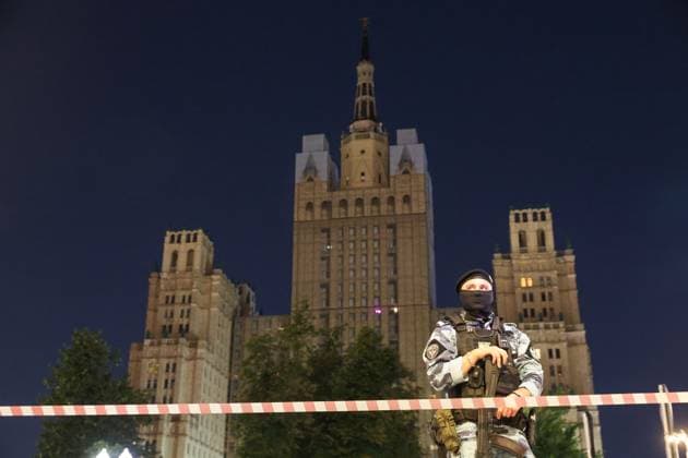 01.08.2026. Russia. Moscow. Special services officers at the site of the explosion at the summer cafe on Kudrinskaya Square. As a result of the explosion, 3 people were killed, 15 were injured in various degrees of severity, the investigative task force of the Ministry of Internal Affairs and staff of operational services are working at the scene. Alexey Belkin NEWS.ru BelkinxAlexey