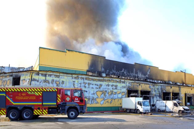 Russia strikes industrial facility in Kyiv region A plume of smoke rises from a fire at a civilian industrial and logistics facility in Vyshneve, Bucha district, Kyiv region, Ukraine, on August 1, 2026. The facility was damaged in an overnight attack. Vyshneve Kyiv region Ukraine  Copyright: xVolodymyrxTarasovx originalFilename: ukrinform-russiast260801_npAki.jpg