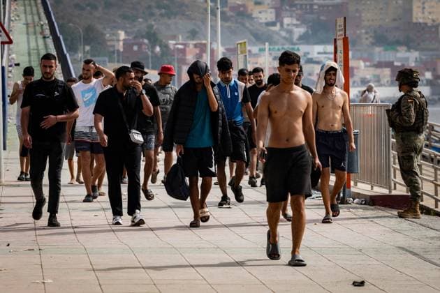 August 1, 2026, Ceuta, Spain: CEUTA, SPAIN - AUGUST 1, 2026: Migrants who remained in Ceuta cross back into Morocco through the Tarajal border crossing during the early morning hours. Ceuta Spain - ZUMAq101 20260801_zna_q101_095 Copyright: xSamuelxVegax