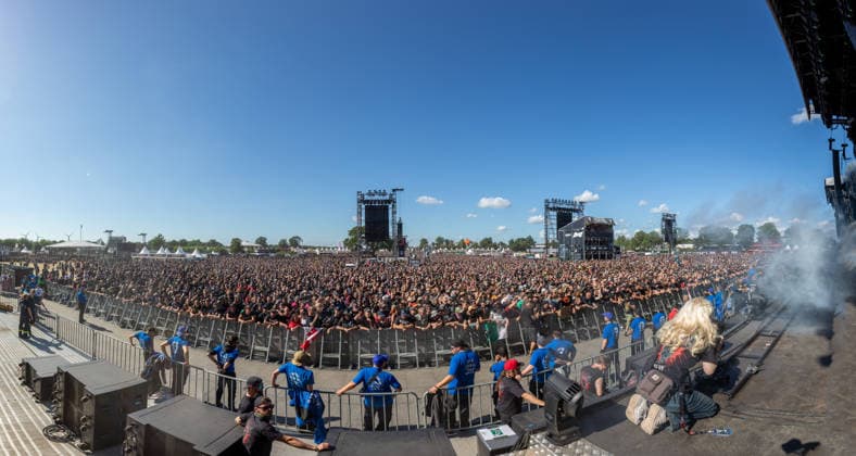 Krönender Abschluss des 35ten Wacken Open Air Der letzte Tag des Wacken Open Air, brachten keinen Regen, sondern einen sommerlichen Abschkuss voller Highlights. Samstag war der Tag der Headliner der Metalszene. Lamb of God, Powerwulf, Airbourne und Arch Enemy waren nur einige dieser sensationellen Höhepunkte des letzten Tages des diesjährigen Wacken Open Air. Die Fans und Metalheads aus aller Welt gaben noch einmal alles Wacken Wacken open Air Schleswig Holstein Deutschland IVDJ9764-Pano *** The Grand Finale of the 35th Wacken Open Air The final day of the Wacken Open Air brought no rain, but rather a summery finale full of highlights. Saturday was the day of the metal scene’s headliners: Lamb of God, Powerwolf, Airbourne, and Arch Enem