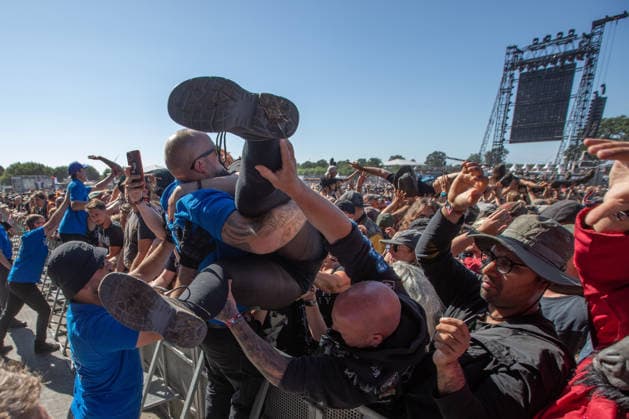 Krönender Abschluss des 35ten Wacken Open Air Der letzte Tag des Wacken Open Air, brachten keinen Regen, sondern einen sommerlichen Abschkuss voller Highlights. Samstag war der Tag der Headliner der Metalszene. Lamb of God, Powerwulf, Airbourne und Arch Enemy waren nur einige dieser sensationellen Höhepunkte des letzten Tages des diesjährigen Wacken Open Air. Die Fans und Metalheads aus aller Welt gaben noch einmal alles Wacken Wacken open Air Schleswig Holstein Deutschland IVDJ9810 *** The Grand Finale of the 35th Wacken Open Air The final day of the Wacken Open Air brought no rain, but rather a summery finale full of highlights. Saturday was the day of the metal scene’s headliners: Lamb of God, Powerwolf, Airbourne, and Arch Enemy—wer