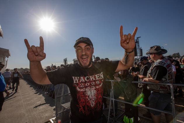 Krönender Abschluss des 35ten Wacken Open Air Der letzte Tag des Wacken Open Air, brachten keinen Regen, sondern einen sommerlichen Abschkuss voller Highlights. Samstag war der Tag der Headliner der Metalszene. Lamb of God, Powerwulf, Airbourne und Arch Enemy waren nur einige dieser sensationellen Höhepunkte des letzten Tages des diesjährigen Wacken Open Air. Die Fans und Metalheads aus aller Welt gaben noch einmal alles Wacken Wacken open Air Schleswig Holstein Deutschland IVDJ9947 *** The Grand Finale of the 35th Wacken Open Air The final day of the Wacken Open Air brought no rain, but rather a summery finale full of highlights. Saturday was the day of the metal scene’s headliners: Lamb of God, Powerwolf, Airbourne, and Arch Enemy wer