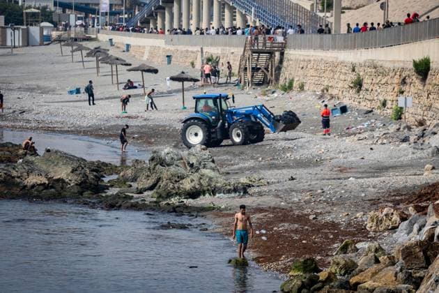 August 1, 2026, Ceuta, Spain: CEUTA, SPAIN - AUGUST 1, 2026: Migrants who remained in Ceuta cross back into Morocco through the Tarajal border crossing during the early morning hours. Ceuta Spain - ZUMAq101 20260801_zna_q101_108 Copyright: xSamuelxVegax