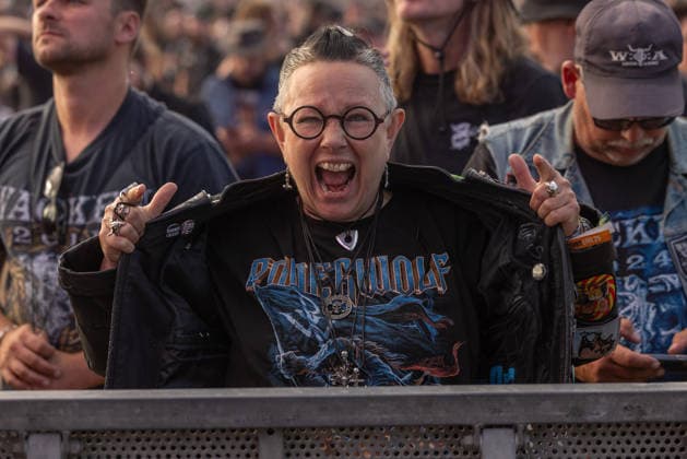 Krönender Abschluss des 35ten Wacken Open Air Der letzte Tag des Wacken Open Air, brachten keinen Regen, sondern einen sommerlichen Abschkuss voller Highlights. Samstag war der Tag der Headliner der Metalszene. Lamb of God, Powerwulf, Airbourne und Arch Enemy waren nur einige dieser sensationellen Höhepunkte des letzten Tages des diesjährigen Wacken Open Air. Die Fans und Metalheads aus aller Welt gaben noch einmal alles Wacken Wacken open Air Schleswig Holstein Deutschland _5DL2727 *** The Grand Finale of the 35th Wacken Open Air The final day of the Wacken Open Air brought no rain, but rather a summery finale full of highlights. Saturday was the day of the metal scene’s headliners: Lamb of God, Powerwolf, Airbourne, and Arch Enemy wer