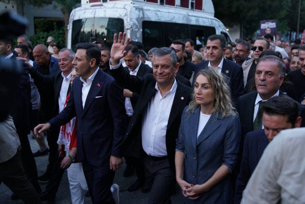 August 1, 2026, Beylikduzu, Istanbul, Turkey: Ozgur Ozel (C), leader of main opposition New Party, greets supporters as he walk, accompanied by Dilek Imamoglu (C-R), wife of Istanbul Mayor Ekrem Imamoglu, in Beylikduzu, Istanbul, Turkey on August 1, 2026, during a march to protest the 500th day of the arrest of Istanbul Mayor Ekrem Imamoglu. Beylikduzu Turkey  - ZUMAu194 20260801_zip_u194_005 Copyright: xTolgaxUluturkx