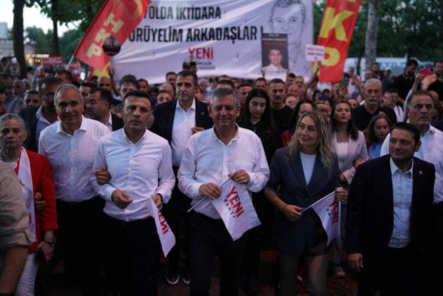 August 1, 2026, Beylikduzu, Istanbul, Turkey: Ozgur Ozel (C), leader of main opposition New Party, and Dilek Imamoglu (C-R), wife of Istanbul Mayor Ekrem Imamoglu, are participating in a march in Beylikduzu, Istanbul, Turkey on August 1, 2026, during a march to protest the 500th day of the arrest of Istanbul Mayor Ekrem Imamoglu. Beylikduzu Turkey  - ZUMAu194 20260801_zip_u194_008 Copyright: xTolgaxUluturkx