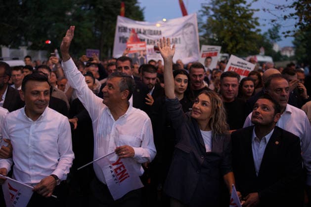 August 1, 2026, Beylikduzu, Istanbul, Turkey: Ozgur Ozel (C-L), leader of main opposition New Party, and Dilek Imamoglu (C-R), wife of Istanbul Mayor Ekrem Imamoglu, greets supporters as they marches in Beylikduzu, Istanbul, Turkey on August 1, 2026, during a march to protest the 500th day of the arrest of Istanbul Mayor Ekrem Imamoglu. Beylikduzu Turkey - ZUMAu194 20260801_zip_u194_001 Copyright: xTolgaxUluturkx