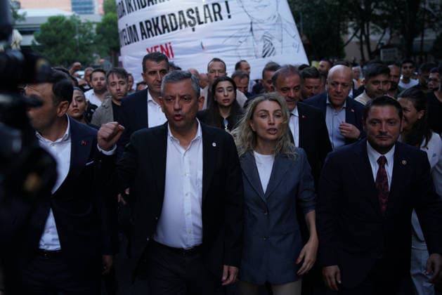 August 1, 2026, Beylikduzu, Istanbul, Turkey: Ozgur Ozel (C-L), leader of main opposition New Party, and Dilek Imamoglu (C-R), wife of Istanbul Mayor Ekrem Imamoglu, reacts as they marches in Beylikduzu, Istanbul, Turkey on August 1, 2026, during a march to protest the 500th day of the arrest of Istanbul Mayor Ekrem Imamoglu. Beylikduzu Turkey - ZUMAu194 20260801_zip_u194_004 Copyright: xTolgaxUluturkx