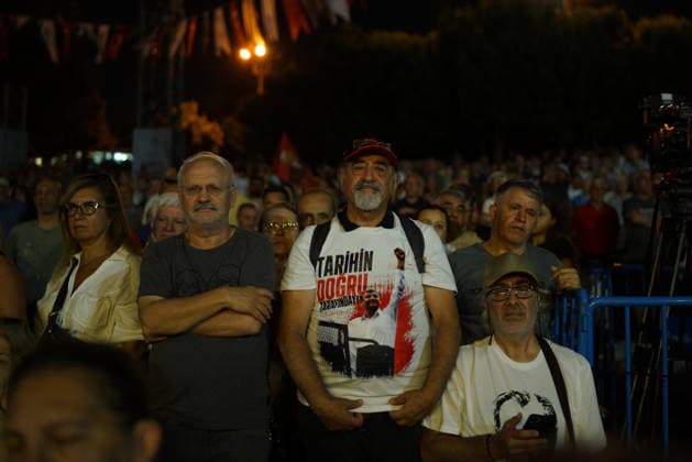 August 1, 2026, Beylikduzu, Istanbul, Turkey: A person wears a T-shirt featuring a photograph of Ozgur Ozel, leader of main opposition New Party, during a rally to protest the 500th day of the arrest of Istanbul Mayor Ekrem Imamoglu, in Beylikduzu, Istanbul on August 1, 2026. Beylikduzu Turkey - ZUMAu194 20260801_zip_u194_015 Copyright: xTolgaxUluturkx