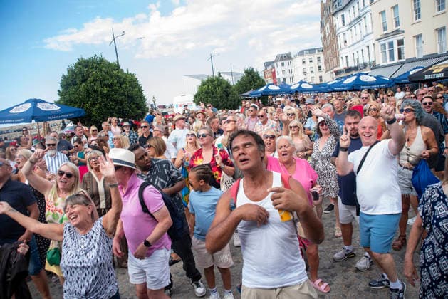 August 1, 2026, Margate, United Kingdom: Revellers dance and sing front of the stage during the Margate Soul Festival. The Margate Soul Weekender (also known as Margate Soul Festival) celebrated its 25th anniversary from Friday, July 31 to Sunday, August 2, 2026. It is widely recognized as the UK s largest independent soul street party and festival. Spanning three days, it transforms the seaside town into a massive celebration of soul, funk, jazz-funk, reggae, and R&B. Margate United Kingdom - ZUMAs197 20260801_aaa_s197_116 Copyright: xKrisztianxElekx