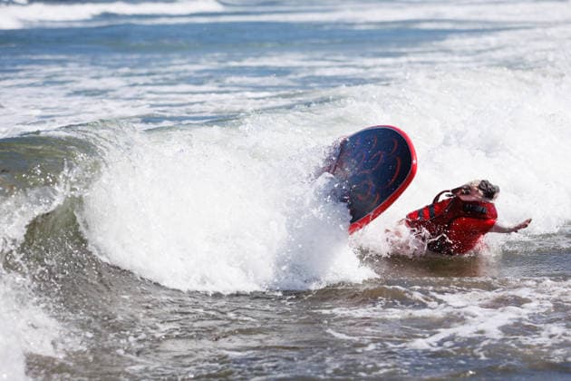 August 1, 2026, Pacifica, California, USA: Rocket the French bulldog wipes out during the 10th annual World Dog Surfing Championships at Linda Mar Beach in Pacifica, Calif. on Saturday, Aug. 1, 2026. Pacifica USA  - ZUMAt176 20260801_zsp_t176_001 Copyright: xJacksonxTammariellox