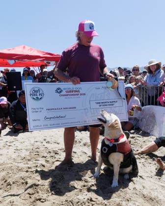 August 1, 2026, Pacifica, California, USA: Rippin Rosie the yellow lab and Steve Drottar receive a check for one month s supply of dog food as winners of the World Dog Surfing Championships at Linda Mar Beach in Pacifica, Calif. on Saturday, Aug. 1, 2026. Pacifica USA - ZUMAt176 20260801_zsp_t176_015 Copyright: xJacksonxTammariellox