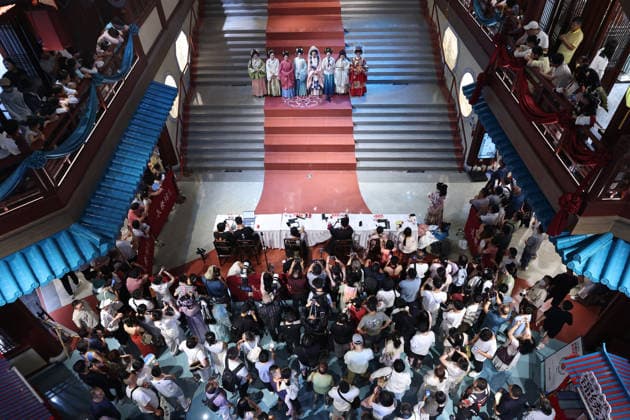NANJING, CHINA - AUGUST 01: Contestants in traditional costumes walk on the stage during an ancient costume competition on August 1, 2026 in Nanjing, Jiangsu Province of China. The event showcased the beauty of traditional Chinese clothing.  Copyright: xChinaxNewsxServicex 111657690655