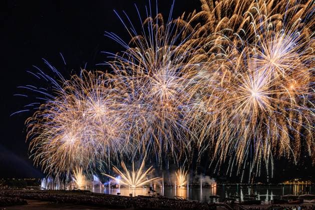 ANNECY LAKE FESTIVAL PHOTOPQR LE DAUPHINE Grégory YETCHMENIZA Annecy August 1, 2026 Annecy, Haute-Savoie, August 1: The lakeside part of the city once again sparkles with the fireworks of the Annecy Lake Festival—a 1-hour-and-10-minute show to appreciate the magic of the setting and the perfect harmony between music, fireworks, and drones. Albigny Bay becomes the setting for the largest pyrotechnic display. Grégory Yetchmeniza, Le Dauphiné Libéré, Annecy, Haute-Savoie, August 1 The lakeside city is once again ablaze with the lights of the Lake Festival. A 70-minute show allows spectators to savor the magic of the setting and the perfect harmony between music, fireworks, and drones. Albigny Bay becomes the stage for this spectacular pyrotec  Copyright: xPHOTOPQR LExDAUPHINE MAXPPPxGrégoryxYETCHMENIZAx 20260802JDL3337 20260802JDL3337
