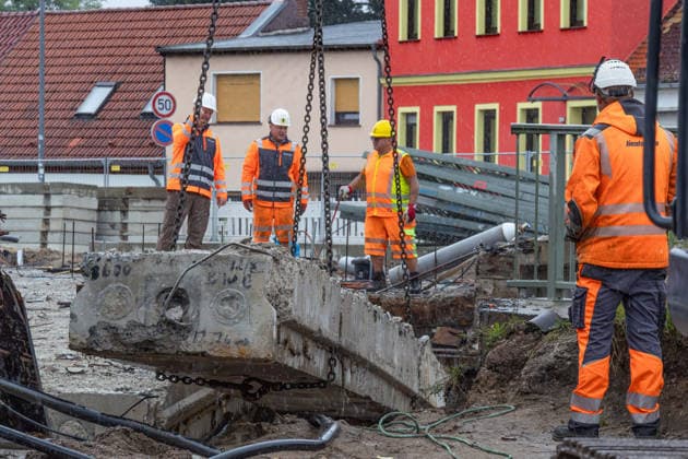 Abriss der alten Bahnbrücke in Coswig (Anhalt) Coswig (Anhalt), Sachsen-Anhalt, Deutschland, 01.08.2026: Im Zuge des Ersatzneubaus der Brücke im Verlauf der Landesstraße 121 (Geschwister-Scholl-Straße) werden die Betonteile der alten Bahnbrücke mit schwerem Gerät ausgehoben. Das Land Sachsen-Anhalt und die Deutsche Bahn investieren rund 8,5 Millionen Euro in den Ersatzneubau des Brückenbauwerks über die Bahnstrecke. Die Fertigstellung der neuen Brücke ist für Mitte 2028 vorgesehen. Coswig Deutschland Sachsen-Anhalt *** Demolition of the old railroad bridge in Coswig Anhalt, Saxony-Anhalt, Germany, August 1, 2026 As part of the construction of the replacement bridge along State Route 121 (Geschwister-Scholl-Straße), the concrete