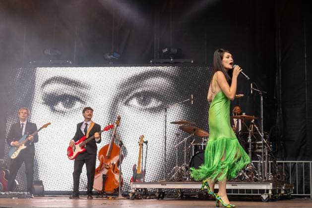 August 1, 2026, Chicago, Illinois, USA: English singer SIENNA SPIRO during the Lollapalooza Music Festival at Grant Park in Chicago, Illinois Chicago USA  - ZUMAs135 20260801_zap_s135_046 Copyright: xDanielxDeSloverx