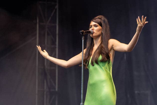 August 1, 2026, Chicago, Illinois, USA: English singer SIENNA SPIRO during the Lollapalooza Music Festival at Grant Park in Chicago, Illinois Chicago USA  - ZUMAs135 20260801_zap_s135_056 Copyright: xDanielxDeSloverx