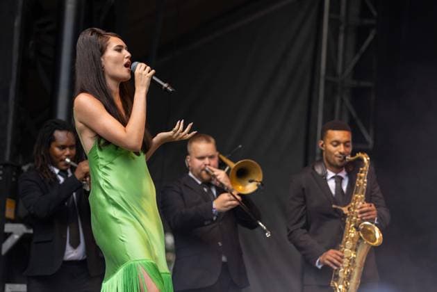 August 1, 2026, Chicago, Illinois, USA: English singer SIENNA SPIRO during the Lollapalooza Music Festival at Grant Park in Chicago, Illinois Chicago USA  - ZUMAs135 20260801_zap_s135_057 Copyright: xDanielxDeSloverx
