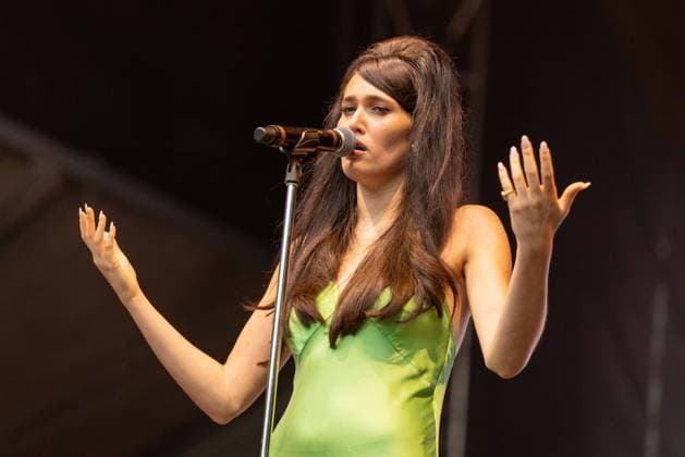 August 1, 2026, Chicago, Illinois, USA: English singer SIENNA SPIRO during the Lollapalooza Music Festival at Grant Park in Chicago, Illinois Chicago USA  - ZUMAs135 20260801_zap_s135_061 Copyright: xDanielxDeSloverx