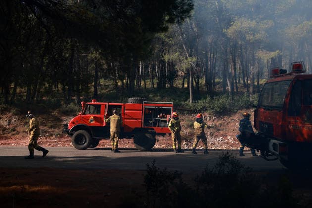 Firefighters battle wildfire in Viotia with air and ground operations VIOTIA, GREECE - AUGUST 2: Firefighters battle a wildfire burning near Porto Germeno, 70 kilometres northwest of Athens in the region of Viotia, Greece, on August 2, 2026 Costas Baltas Anadolu Viotia Greece. Editorial use only. Please get in touch for any other usage.  Copyright: x2026xAnadoluxCostasxBaltasx