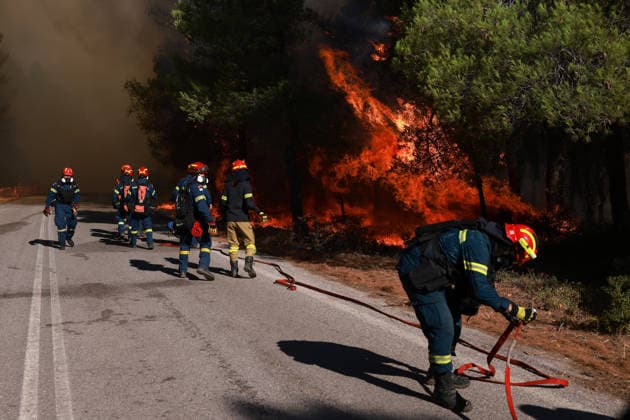 Firefighters battle wildfire in Viotia with air and ground operations VIOTIA, GREECE - AUGUST 2: Firefighters battle a wildfire burning near Porto Germeno, 70 kilometres northwest of Athens in the region of Viotia, Greece, on August 2, 2026 Costas Baltas Anadolu Viotia Greece. Editorial use only. Please get in touch for any other usage.  Copyright: x2026xAnadoluxCostasxBaltasx