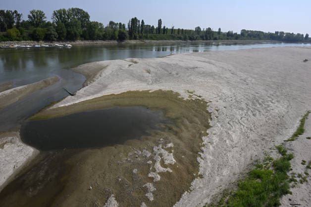 (260801) -- MANTOVA, Aug. 1, 2026 -- This photo taken on Aug. 1, 2026 shows a view of the drought-stricken Po River in Mantova, Italy. The river is facing a severe drought crisis driven by intense summer heatwaves and sparse rainfall. (Photo by Xinhua) ITALY-MANTOVA-PO RIVER-DROUGHT AlbertoxLingria 