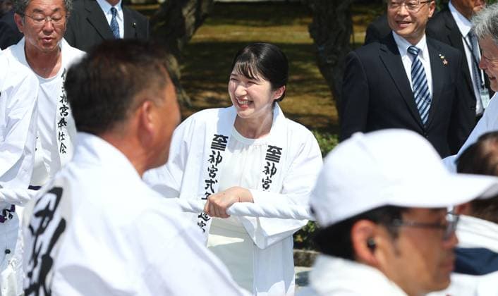 Princess Aiko visits Ise Jingu shrine Japanese Princess Aiko (C) joins others in pulling a rope to move a sacred tree trunk during a visit to Ise Jingu shrine in Ise, Mie Prefecture, central Japan, on Aug. 2, 2026, as part of the rites for the Shikinen Sengu shrine building reconstruction, conducted every 20 years. (Pool photo)  A14AA0005624811P