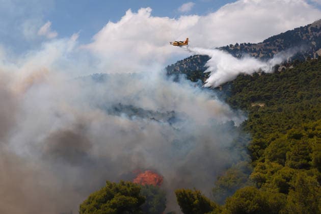 News Bilder des Tages Firefighters battle wildfire in Viotia with air and ground operations VIOTIA, GREECE - AUGUST 2: A firefighting helicopter battles a wildfire burning near Porto Germeno, 70 kilometres northwest of Athens in the region of Viotia, Greece, on August 2, 2026 Costas Baltas Anadolu Viotia Greece. Editorial use only. Please get in touch for any other usage.  Copyright: x2026xAnadoluxCostasxBaltasx