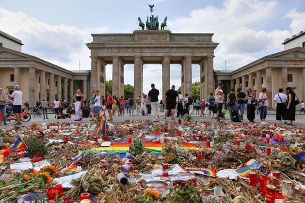 News Bilder des Tages Berlin, Deutschland, 02.08.2026: Pariser Platz: Vor dem Brandenburger Tor haben Menschen in Trauer Blumen abgelegt, um der Opfer des Anschlags auf den Christopher-Street-Day zu gedenken. *** Berlin, Germany, August 2, 2026, Pariser Platz: In front of the Brandenburg Gate, mourners laid flowers to commemorate the victims of the attack on Christopher Street Day. Copyright: xdtsxNachrichtenagenturx dts_129178