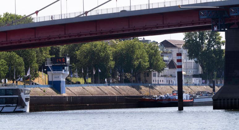 Pegelhaus Ruhrort Pegel unter 1,5 m Wasserstand Das Pegelhaus im Duisburg Ruhrorter Hafen, mit einem historischen Tiefstand von 1,49 m. Das ist der niedrigste Pegelstand seit Beginn der Aufzeichnungen. Das Pegelhaus befindet sich nahe der Duisburg-Ruhrorter Rheinbrücke. die Friedrich-Ebert Brücke. Duisburg Deutschland Nordrhein-Westfalen NRW *** Ruhrort Gauge Station: Water Level Below 1.5 m The gauge station in the Duisburg-Ruhrort Harbor, with a historic low of 1.49 m. This is the lowest water level since records began. The water level station is located near the Duisburg-Ruhrort Rhine Bridge—the Friedrich Ebert Bridge—in Duisburg, Germany, North Rhine-Westphalia (NRW).