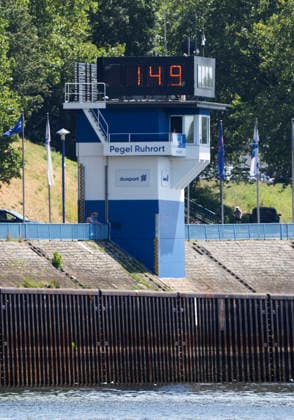 Pegelhaus Ruhrort Pegel unter 1,5 m Wasserstand Das Pegelhaus im Duisburg Ruhrorter Hafen, mit einem historischen Tiefstand von 1,49 m. Das ist der niedrigste Pegelstand seit Beginn der Aufzeichnungen. Das Pegelhaus befindet sich nahe der Duisburg-Ruhrorter Rheinbrücke. die Friedrich-Ebert Brücke. Duisburg Deutschland Nordrhein-Westfalen NRW *** Ruhrort Gauge Station: Water Level Below 1.5 m The gauge station in the Duisburg-Ruhrort Harbor, with a historic low of 1.49 m. This is the lowest water level since records began. The water level station is located near the Duisburg-Ruhrort Rhine Bridge—the Friedrich Ebert Bridge—in Duisburg, Germany, North Rhine-Westphalia (NRW).