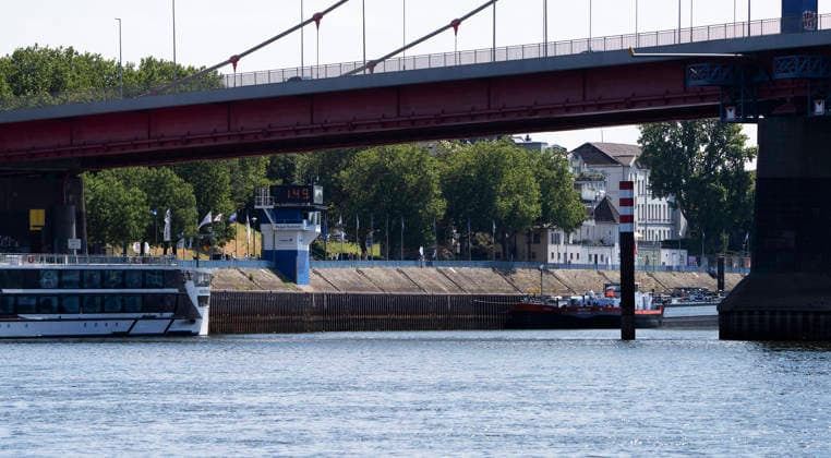 Pegelhaus Ruhrort Pegel unter 1,5 m Wasserstand Das Pegelhaus im Duisburg Ruhrorter Hafen, mit einem historischen Tiefstand von 1,49 m. Das ist der niedrigste Pegelstand seit Beginn der Aufzeichnungen. Das Pegelhaus befindet sich nahe der Duisburg-Ruhrorter Rheinbrücke. die Friedrich-Ebert Brücke. Duisburg Deutschland Nordrhein-Westfalen NRW *** Ruhrort Gauge Station: Water Level Below 1.5 m The gauge station in the Duisburg-Ruhrort Harbor, with a historic low of 1.49 m. This is the lowest water level since records began. The water level station is located near the Duisburg-Ruhrort Rhine Bridge—the Friedrich Ebert Bridge—in Duisburg, Germany, North Rhine-Westphalia (NRW).