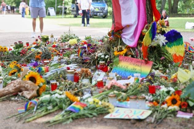 Berlin, Deutschland, 02.08.2026: Tiergarten: In Tatort-Nähe haben Menschen auf dem Ahornsteig Blumen niedergelegt. Nach einer Sachbeschädigung am Gedenkort ist die Polizei mit einer mobilen Wache Vorort. *** Berlin, Germany, August 2, 2026: Near the Tatort site in Tiergarten, people have laid flowers on the Ahornsteig. Following an incident of vandalism at the memorial site, the police are on the scene with a mobile police station. Copyright: xdtsxNachrichtenagenturx dts_129183