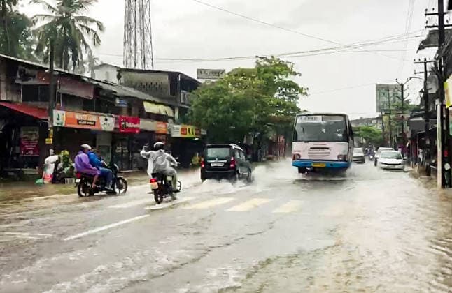 News Bilder des Tages RECORD DATE NOT STATED Vehicles wade through a waterlogged street after rainfall Kozhikode Keralam , Aug 02 (ANI): Vehicles wade through a waterlogged street after rainfall, in Kozhikode on Sunday. (ANI Video Grab) Kozhikode Keralam India Copyright: xANIx ANI_20260802058